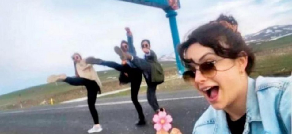 Irkçı paylaşımda bulunan öğretmenler açığa alındı