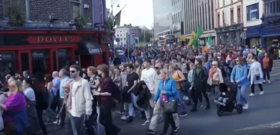 İrlanda’nın başkenti Dublin'de hayat pahalığı protesto edildi (VİDEO)
