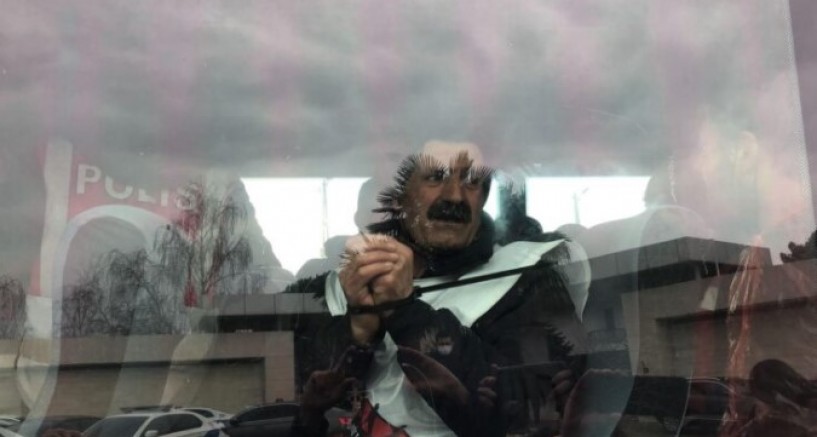 Migros isçisinin ellerine Kelepçe takıp gözyaşı içinde gözaltına aldılar 