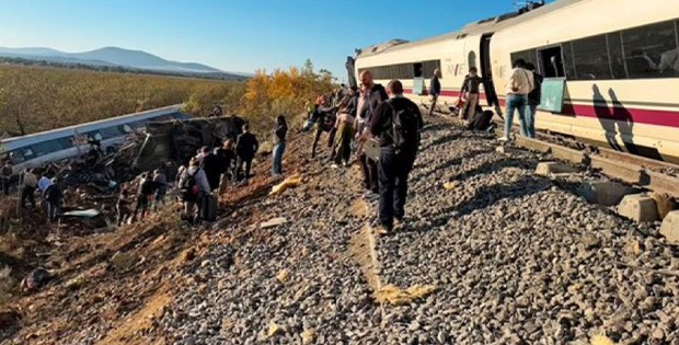 İspanya’da İki Yolcu Treni Çarpıştı: 46 Can Kaybı Bildiriliyor, Seferler Durduruldu