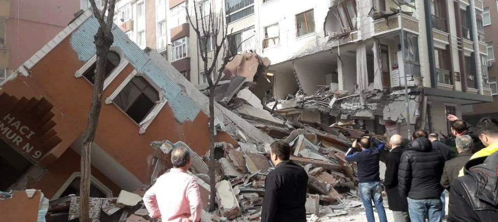 İstanbul Bahçelievler'de boş bulunan 7 katlı bina çöktü