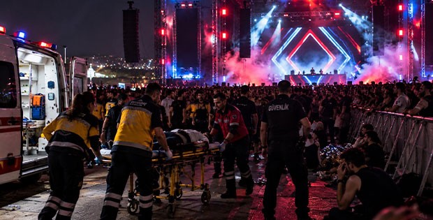 İstanbul'da Elektronik Müzik Konserinde Facia: 2 Kişi Hayatını Kaybetti, 1 Kişi Yoğun Bakımda