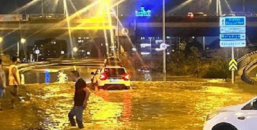 İstanbul'da sağanak yağış iki can aldı 