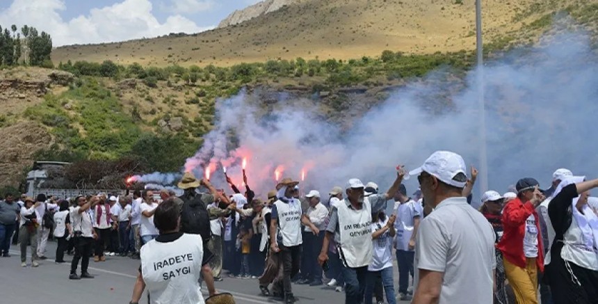 İstanbul'dan Başlayan İradeye Saygı Yürüyüşü Hakkari'ye Meşalelerle Giriş Yaptı