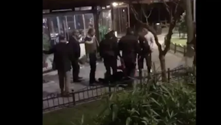 İstanbul Fatih’te bekçiler bir kişiyi darp ederek kelepçeledi