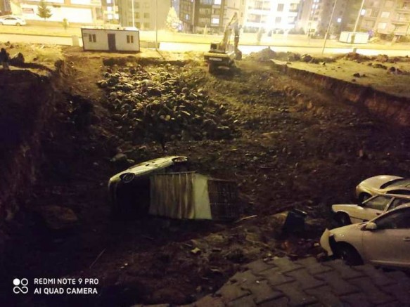 İstinat duvarı çöktü: Çok sayıda araç zarar gördü_VİDEO_