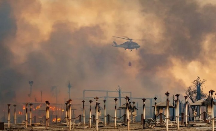 İtalya’da Sicilya adası orman yangınlarıyla mücadele ediyor 
