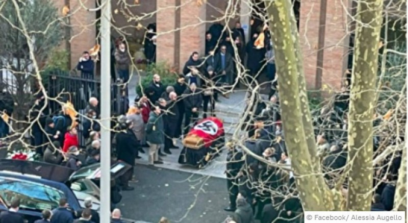 İtalya’nın başkenti Roma’da Nazi bayraklı cenaze töreni 