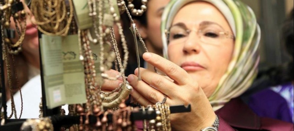 İYİ Partili Erozan: Emine Erdoğan’ın kol saati çakma değilse fiyatı 30.000 Euro’dan başlıyor