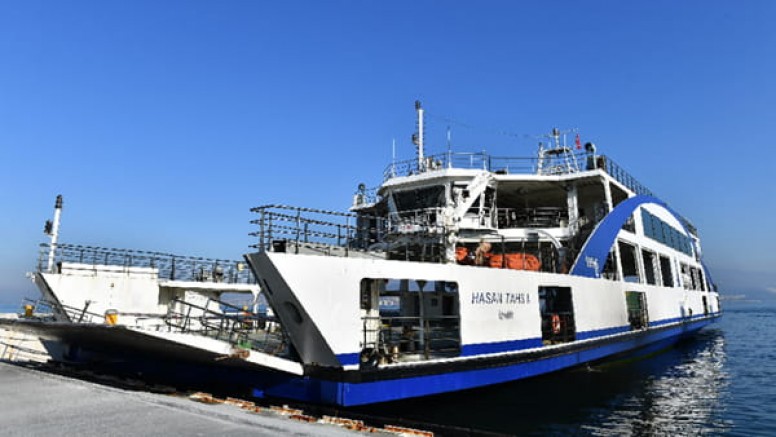 İzmir’de araba vapuru seferlerine hava engeli