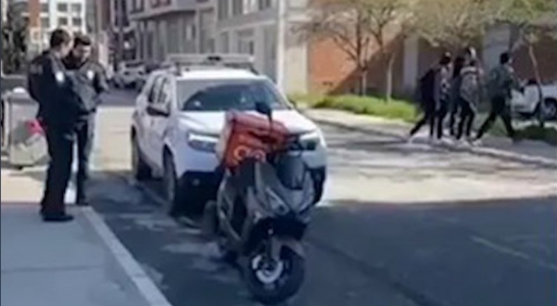 İzmir’de Polis motokuryeyi Beynine sıkmakla tehdit etti (VİDEO)