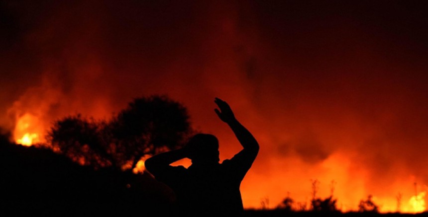 İzmir’de Yangın Tehlikesi Büyüyor: Alevler Karşıyaka, Bayraklı ve Çiğli’de Evlere Ulaştı