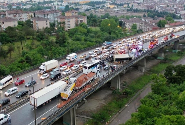 Izmit Izmit Tem De Otoyolunda Zincirleme Trafik Kazasi Welg Medya Sizin Sesiniz