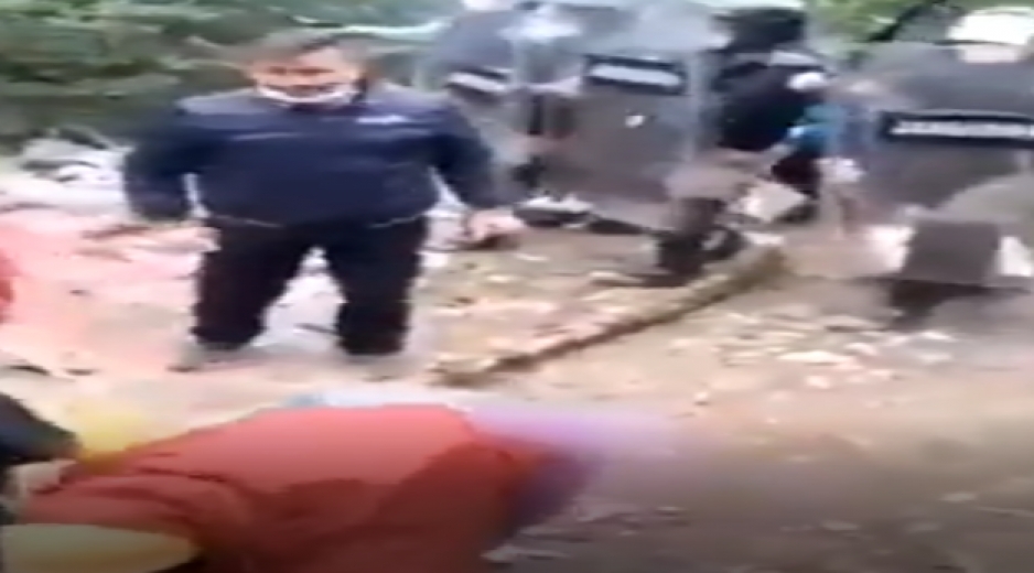 Jandarma köylüyü değil şirketleri koruyor: Oruçlu olan halka silah doğrultup yerde sürükledi (VİDEO)