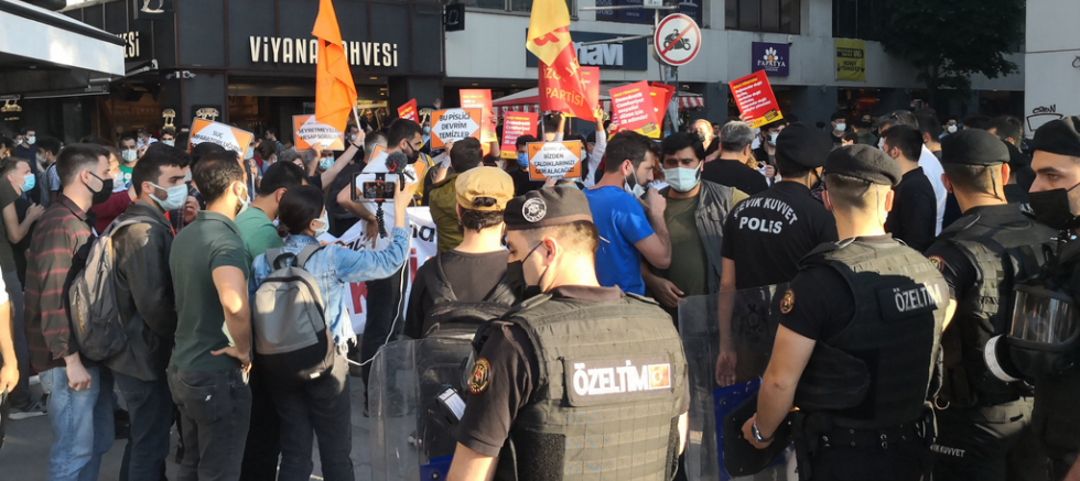 Kadıköy’de polis Milletvekillerini gözaltına almak istedi(VİDEO)