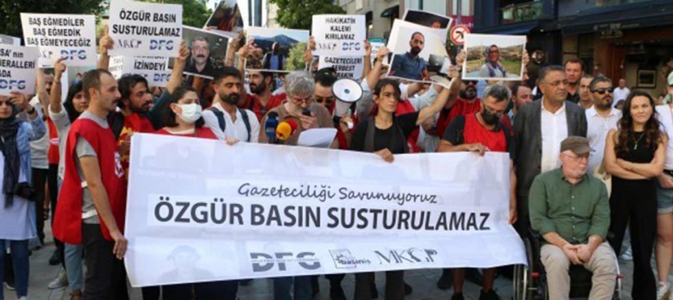 Kadıköy’de tutuklu 16 gazeteci için basın açıklaması 