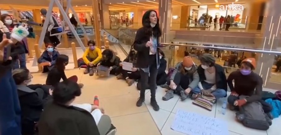  Kadıköy’de vatandaşlar Ev soğuk” deyip AVM’ye sığındılar