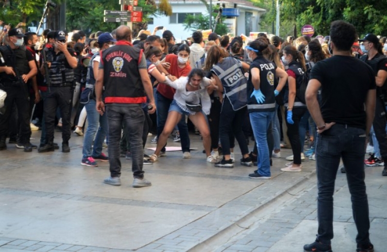 Kadına şiddeti protesto için sokağa çıkan kadına polisi şiddet uyguladı (VİDEO)