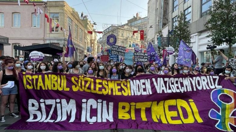 Kadınlar İstanbul Sözleşmesi'nin feshedilmesini protesto etti