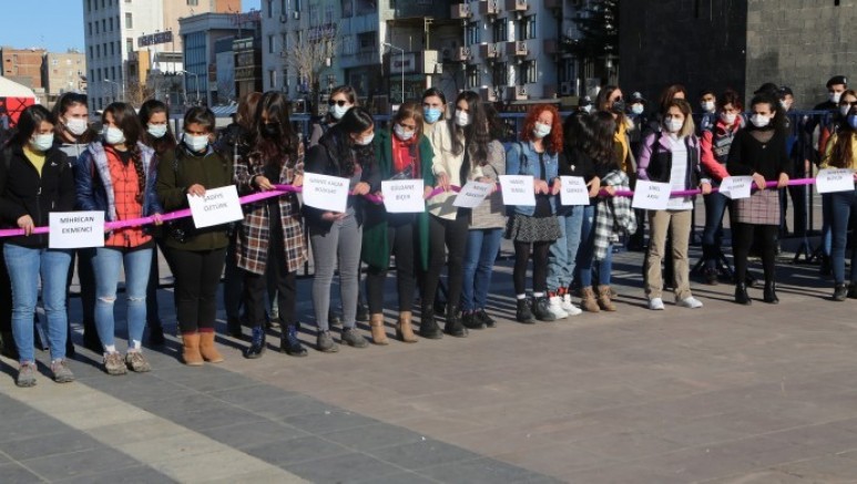 Kadınlar İstanbul Sözleşmesine karşı zincir oluşturuldu