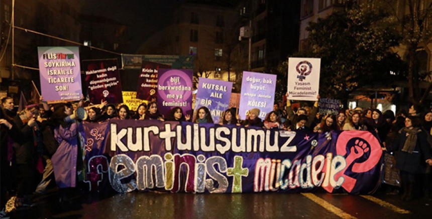 Kadınların Kararlı Duruşuyla Taksim'de 8 Mart Coşkusu: Yasaklara Rağmen Feminist Gece Yürüyüşü