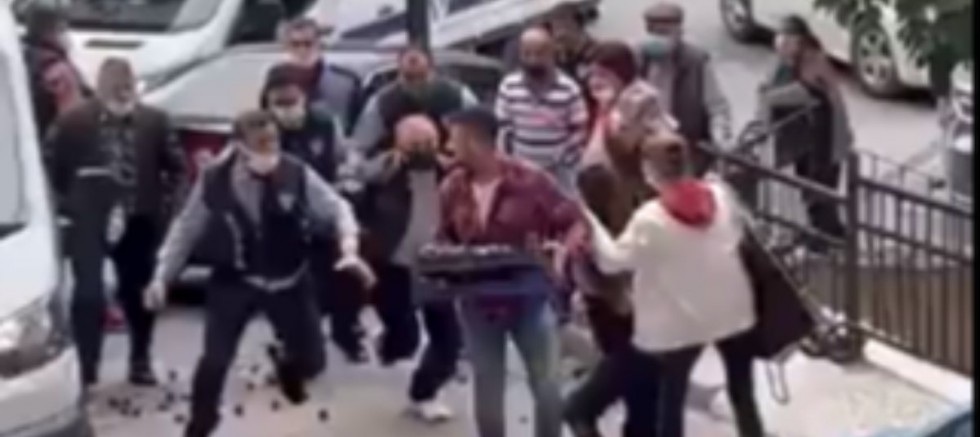 Kağıthane’de zabıta şiddeti: Meyve satıcısını öldüresiye dövdü (VİDEO)