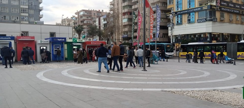 AVM Güvenlik görevlisinden Welg  muhabirine engel: Her ay belediyeye para ödüyoruz, burada röportaj yapamasın