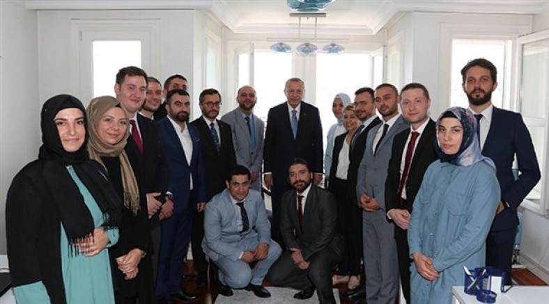 Kamuoyunda “pelikanlar” olanak bilinen Boğaziçi Küresel İlişkiler Derneği’ne ‘kamu yararına dernek’ statüsü verildi