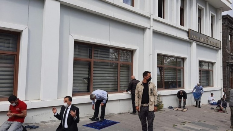   Kars belediyesine atanan Kayyım görevine kapıda namazla başladı 