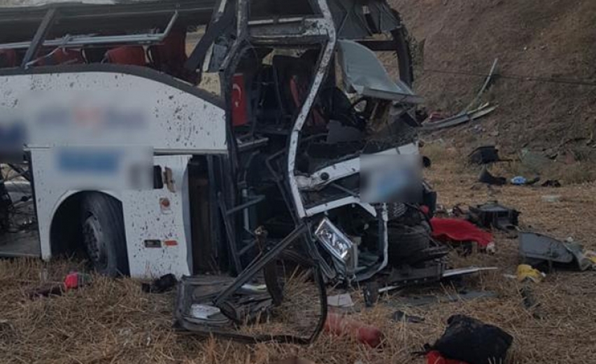 Katliam gibi kaza: Yolcu otobüsü devrildi 14 ölü, 18 yaralı