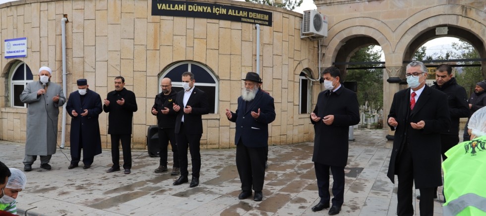 Bektaşi Devrişi Kazım Balaban: 1848 yılında Kolera salgınında ölen bir zatın türbesinde kurban kesip medet ummak neyin nesidir