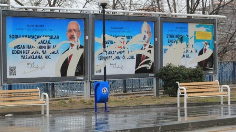 Kemal Kılıçdaroğlu’nun yer aldığı billboardları yırttılar