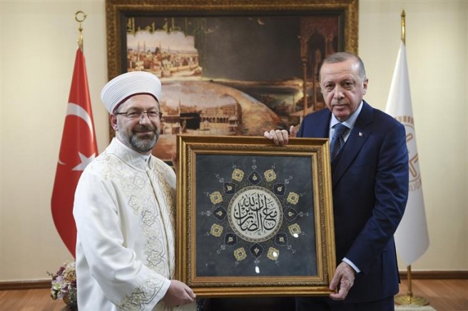 Kendileri Nass’a uymuyorlar Nass’ı kendilerine uyduruyorlar 