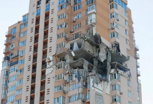 Kiev’in Zhuliany Havalimanı yakınlarında bir apartmana bir roket isabet etti