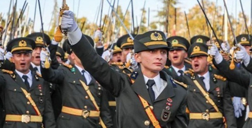 Kılıç Çeken Teğmenler İhraç Edilecek mi? Disiplin Soruşturması Derinleşiyor