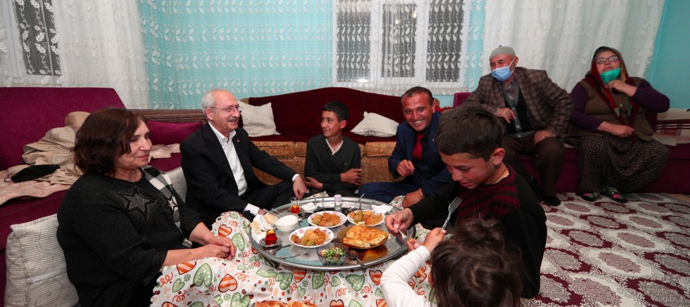 Kılıçdaroğlu, linç girişiminde kendisine evini açan aileyle iftar yaptı