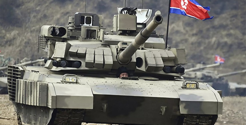 Kim Jong Un, Kuzey Kore'nin Geliştirdiği Tankı Denetledi!
