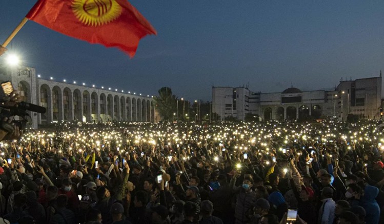 Kırgızistan'da seçim sonuçlarını kabul etmeyen muhalifler kamu kurumlarını işgal etti 