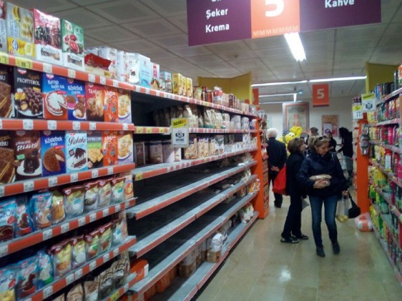 Koronavirüs Paniği Market Raflarını Boşalttı  