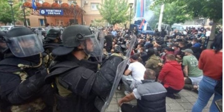 Kosova’da Sırp ve Arnavutlar arasında gerginlik: 25 NATO askeri yaralandı