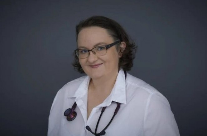 Kovid-19 karşıtlarının tehdit ettiği doktor muayenehanesinde ölü bulundu