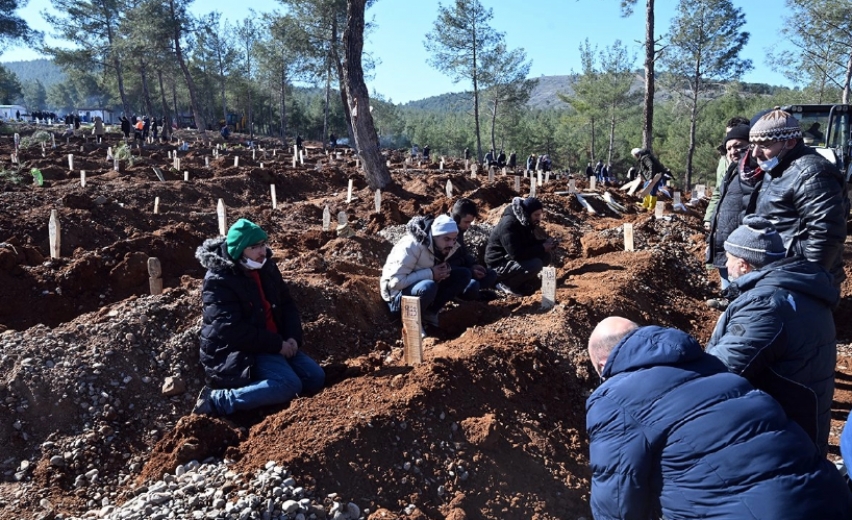 Köylerde büyük yıkım | Toplu mezarlar kazılıyor 