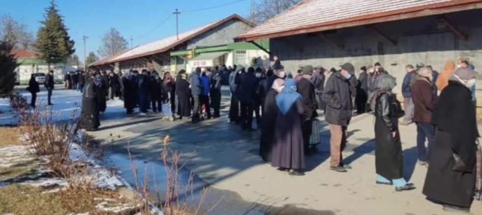 Kütahya’da Halk soğuk havanın altında ucuz yağ için saatlerce kuyruk bekledi