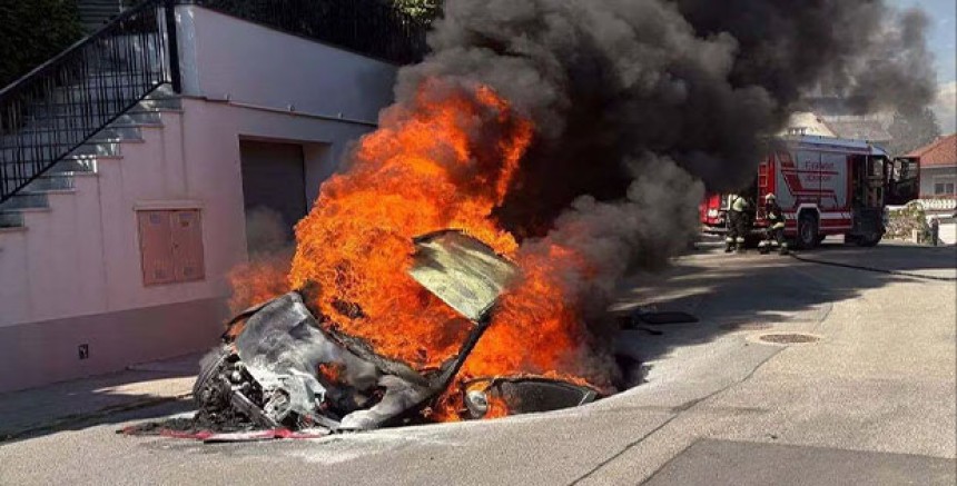 Leobendorf’ta Yol Aracın Altında Çöktü: Otomobil Alev Topuna Döndü