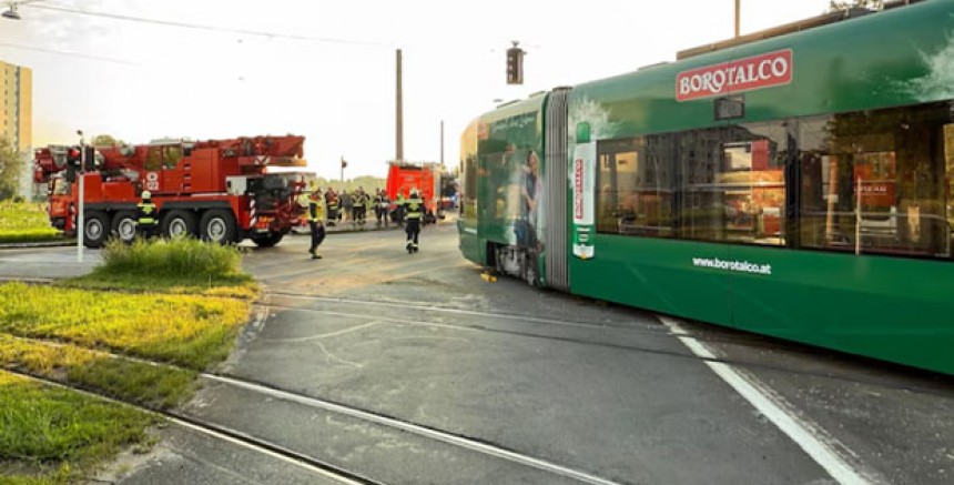 Linz’de Kaza Sonrası Kaldırma Operasyonunda Kran Devrildi: İki İtfaiyeci Yaralandı