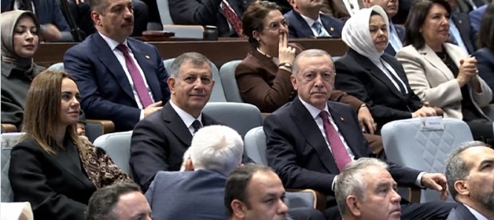 Cemil Tugay AKP Toplantısında Erdoğan’ın Yanında: Gözler Parti Rozetinde