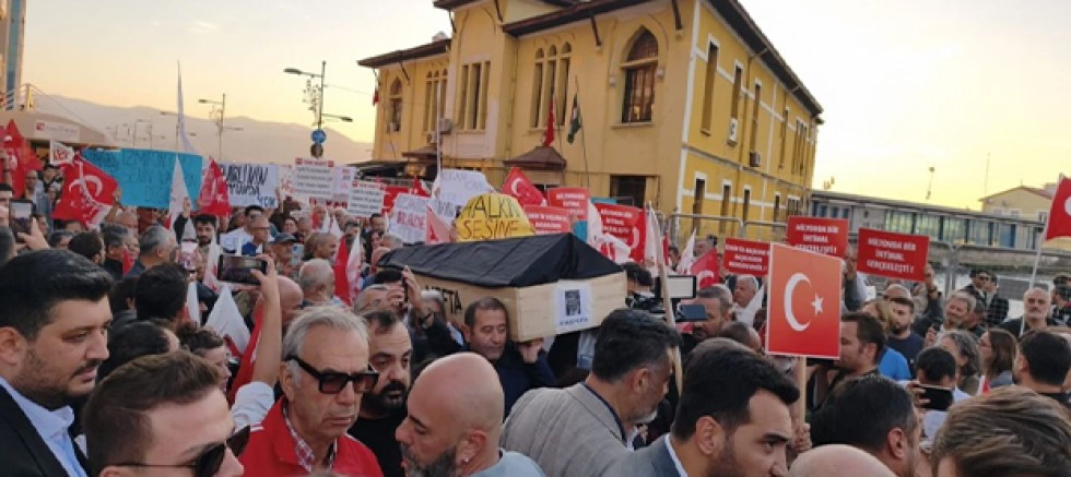 Cemil Tugay’ın AKP’ye Geçişine İzmir’de Protesto: “İzmir’in İradesi Satılık Değil”