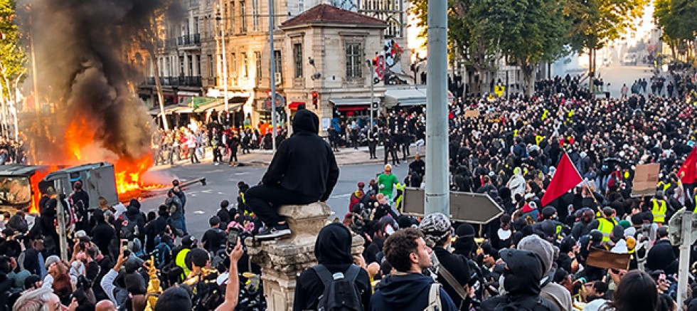 Dünyada Protesto Dalgası Büyüyor: Fransa`da 1 Ölü, 1.800 Gözaltı!