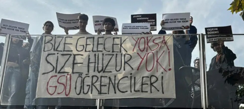 İki Öğrenci Pankart Nedeniyle Tutuklandı, Arkadaşları Aynı Pankartı Üniversiteye Astı