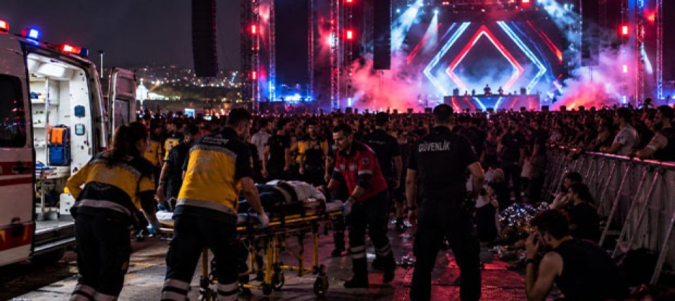 İstanbul'da Elektronik Müzik Konserinde Facia: 2 Kişi Hayatını Kaybetti, 1 Kişi Yoğun Bakımda